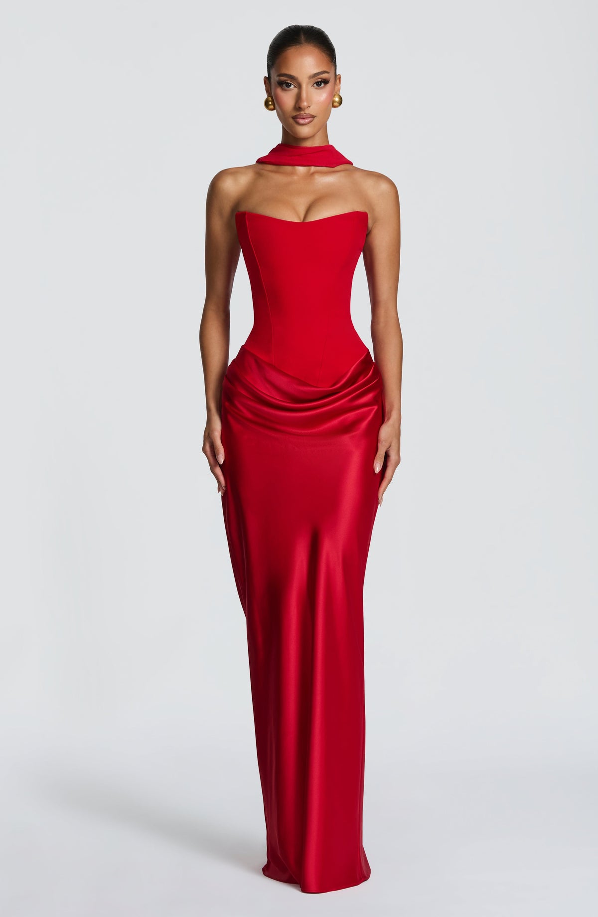 Rotes Korsettkleid mit Satinrock, Frontansicht, mit rotem Stoffband um den Hals 11