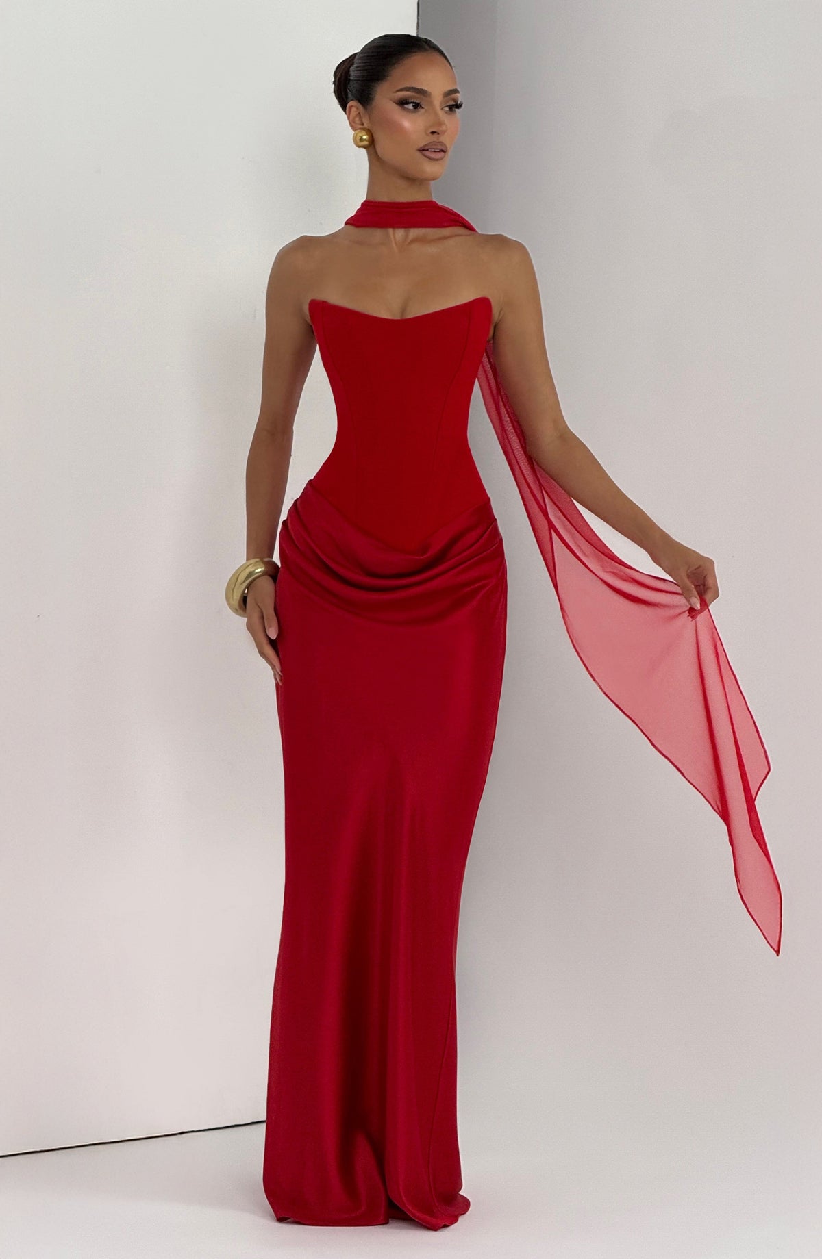 Rotes Korsettkleid mit Halsband und langem Chiffonschal in der Hand, dazu ein goldener Armreif 19