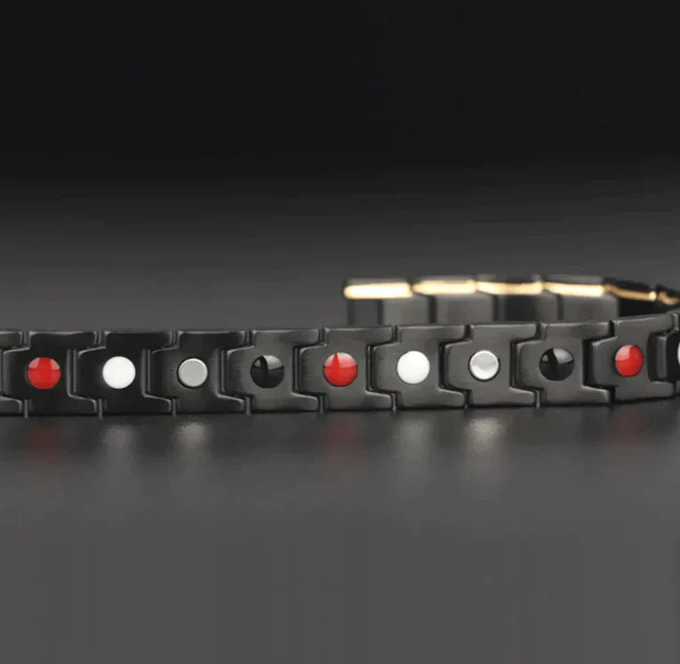 Schwarzes Magnetarmband mit roten und weißen Akzenten, Edelstahl, modisches Accessoire.
