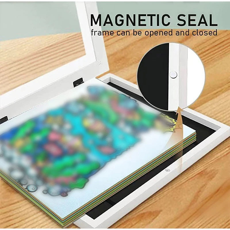 Magnetischer Bilderrahmen, weiß, mit Klappdeckel, ideal für Sammelkarten-Aufbewahrung.