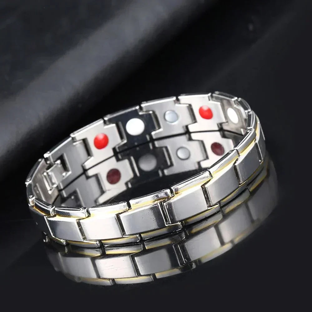 Silbernes Magnetarmband aus Edelstahl mit Gesundheitssteinen, stilvoll und modern.