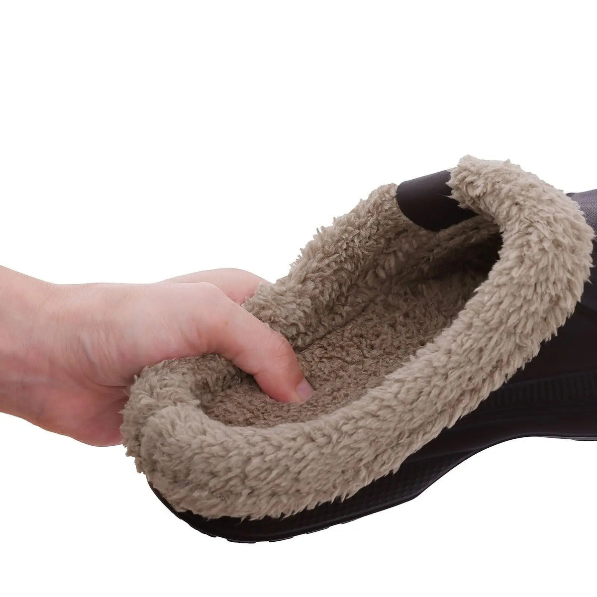 Hand greift in das weiche, dichte Plüschfutter im Inneren des Clogs und zeigt die warme Polsterung. 5