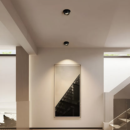 Zwei schwarze Einbaustrahler in der Flurdecke setzen ein gerahmtes Wandbild neben der Treppe in warmes Licht 3