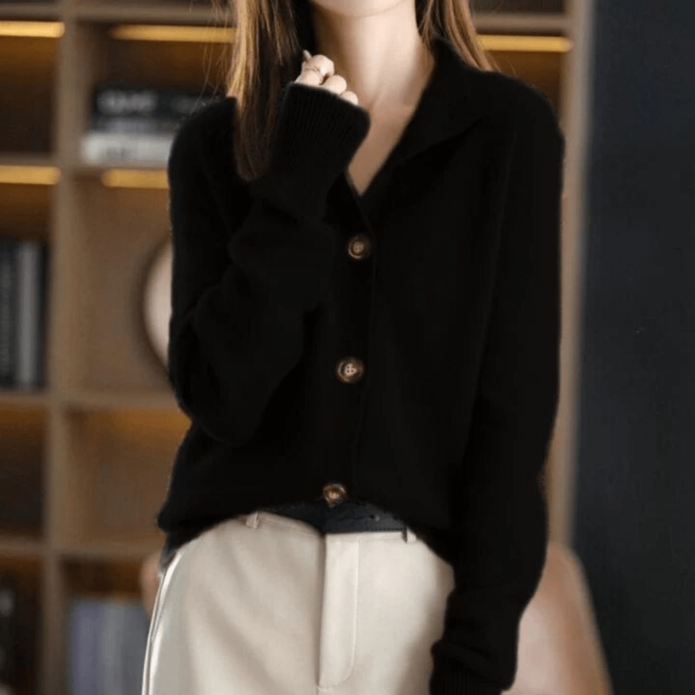 Frau trägt schwarzen Strickpullover mit Knöpfen, eleganter Look, Herbstmode, Damenbekleidung.