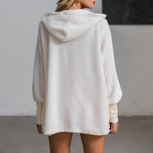 Frau in weißem Fleece-Kapuzenpullover, Rückansicht, lässige Mode, gemütlich, Damenbekleidung.