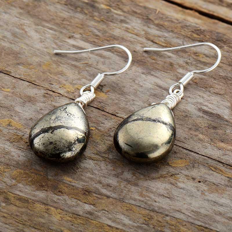 Pyrit-Tropfen-Ohrringe für Damen, eleganter Schmuck, Geschenkidee, auf Holzoberfläche.