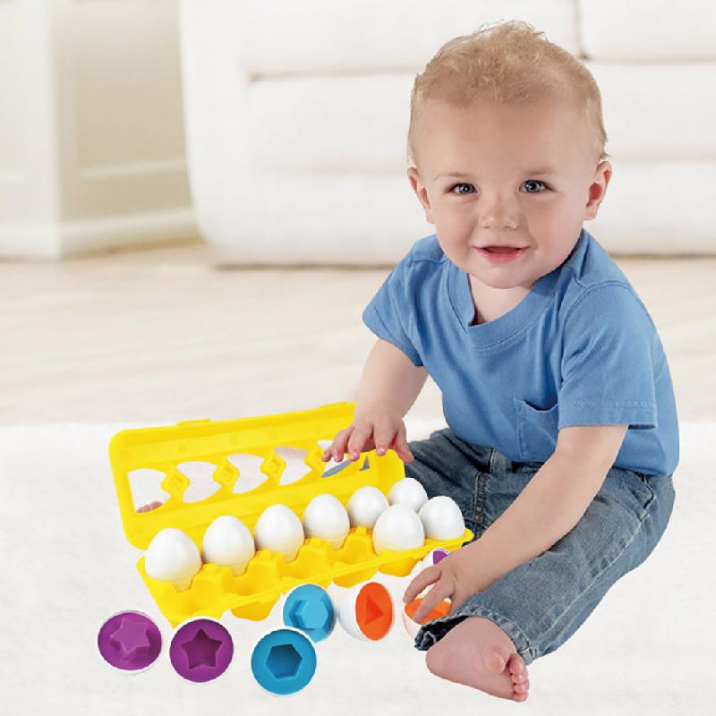 Kleinkind spielt mit buntem Lernspielzeug-Eier-Set, gelbe Box, Formenpuzzle, Bildungszwecke.