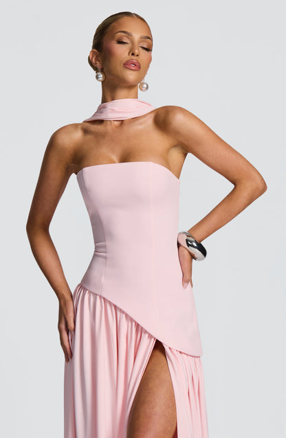 Nahaufnahme des rosa Oberteils mit asymmetrischem Saum, Schalkragen und hohem Rockschlitz, Model mit Hand in der Hüfte 24