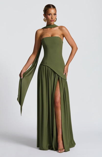 Olivgrünes Maxikleid von vorn, Model hält das Schalband, hoher Beinschlitz und gerafftes Rockteil 30