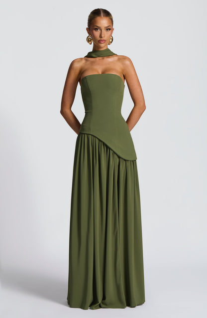 Olivgrünes Maxikleid frontal ohne sichtbaren Schlitz, mit Schalkragen und asymmetrischem Oberteil 33