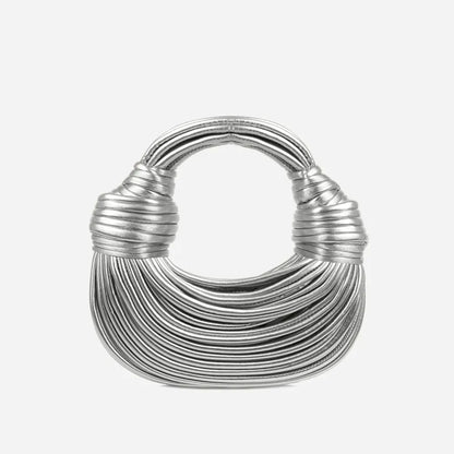 Silberne, geknotete Schultertasche aus Leder, modisches Accessoire für Damen.