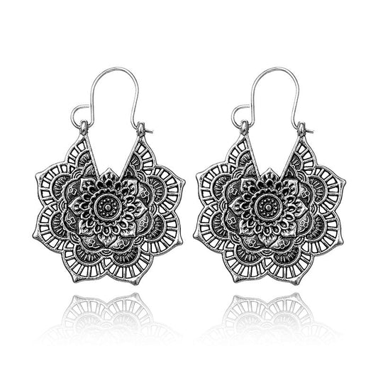 Silberne Mandala-Ohrringe, filigranes Design, Boho-Schmuck, Damen-Accessoire.