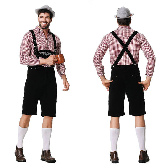 Mann in traditioneller bayerischer Tracht mit Lederhose, rotem Karohemd und grauem Hut.