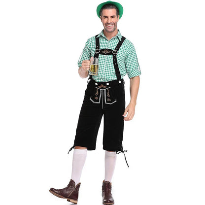 Mann in traditioneller bayerischer Tracht mit grünem Hemd, Lederhose und Bierkrug, Oktoberfest.
