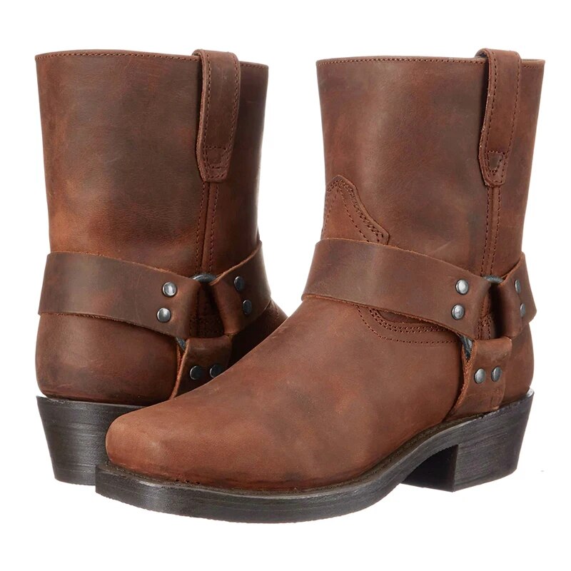 Paar brauner Lederstiefel mit Riemen und Nieten nebeneinander, ein Stiefel von vorn, der andere von hinten. 4