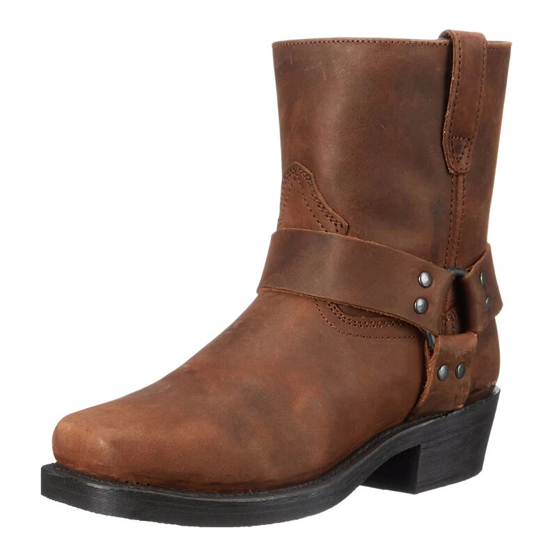 Brauner Lederstiefel mit Riemen und Nieten am Knöchel, Schrägansicht von vorn auf weißem Hintergrund. 1
