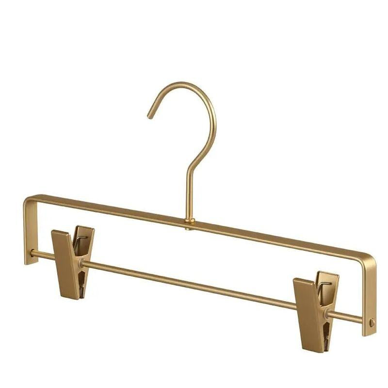 Hosenbügel in mattem Gold mit Haken und zwei beweglichen Clips, freigestellt vor weißem Hintergrund 1