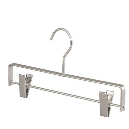 Hosenbügel in mattem Silbergrau mit zwei Clips, freigestellt, als zweite Farbvariante 2