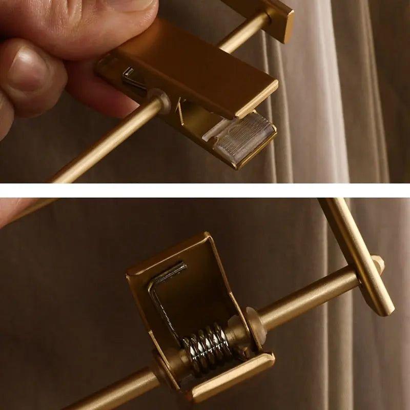 Detailaufnahme eines Clips: oben von Hand gehalten mit transparenter Gummieinlage, unten die Feder im Inneren 4