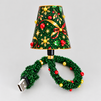 Freigestellte Ansicht der Lampe mit grün-goldenem Weihnachtsschirm und einem mit Lametta und Perlen umwickelten USB-Kabel, das eine Schlaufe bildet. 1