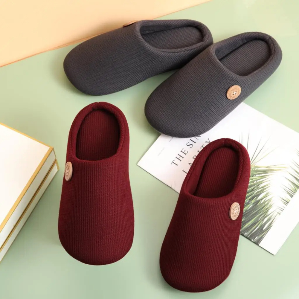 Graue und rote Memory-Foam-Hausschuhe, rutschfest, bequem, für Damen und Herren.