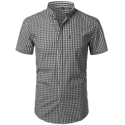 Schwarz-weiß kariertes Kurzarmhemd in der Vorderansicht, mit Brusttasche, Knopfleiste und Button-down-Kragen. 7