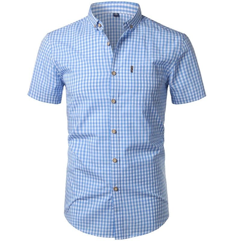 Kurzarmhemd in Hellblau-Weiß klein kariert, frontal mit Knopfleiste, Brusttasche und Button-down-Kragen. 1
