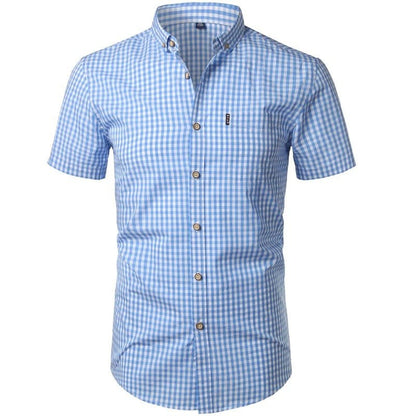 Kurzarmhemd in Hellblau-Weiß klein kariert, frontal mit Knopfleiste, Brusttasche und Button-down-Kragen. 1