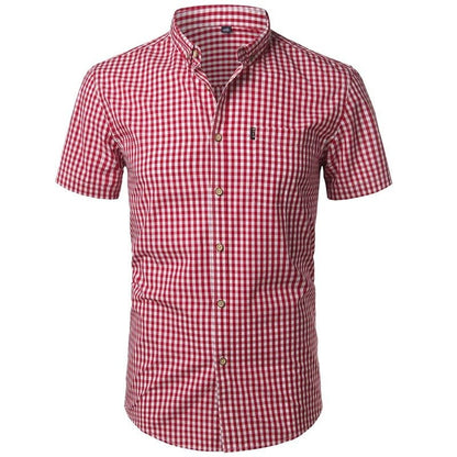 Frontansicht des rot-weiß klein karierten Kurzarmhemds mit Brusttasche, Knopfleiste und Button-down-Kragen. 16