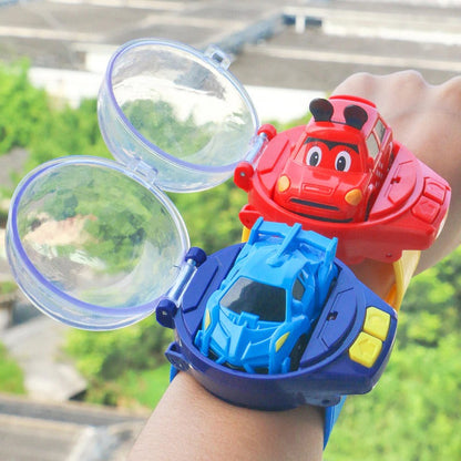 Rote und blaue Cartoon-Auto-Armbanduhr für Kinder, Spielzeugauto-Design, Kunststoff.