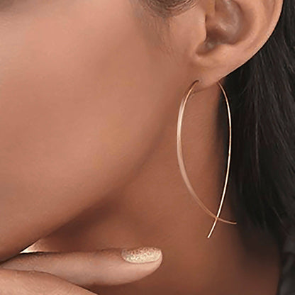 Goldene Creolen-Ohrringe, minimalistisch, elegant, Modeschmuck, Damenaccessoire.