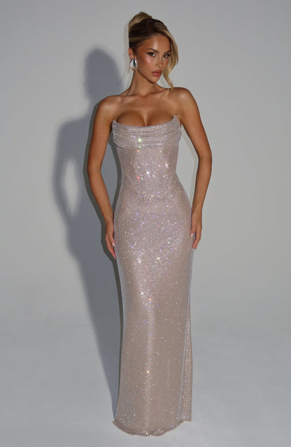 Maxikleid in hellem Roségold-Beige mit silbrigem Strassbesatz, trägerlos, frontal am Model fotografiert. 15