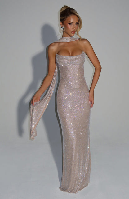 Helles Strass-Maxikleid mit einem zusätzlichen, über die Schulter drapierten Schal aus demselben Netzstoff, frontal getragen. 17