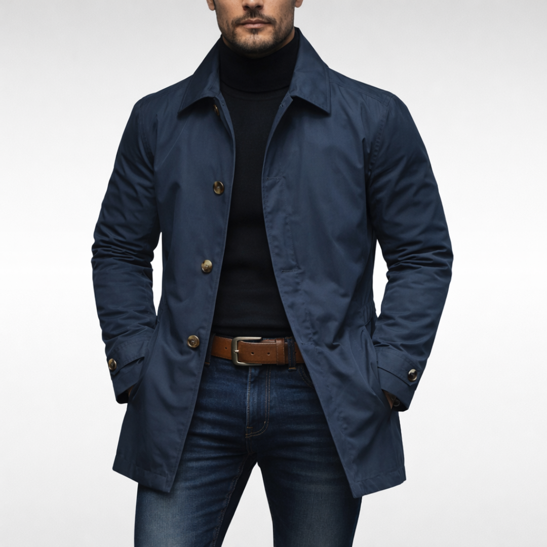 Der Mantel in Marineblau am Model, offen getragen über schwarzem Rollkragenpullover, mit goldbraunen Knöpfen an Front und Ärmelriegeln. 3