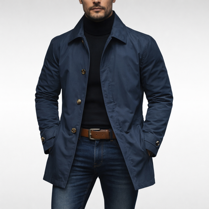 Der Mantel in Marineblau am Model, offen getragen über schwarzem Rollkragenpullover, mit goldbraunen Knöpfen an Front und Ärmelriegeln. 3