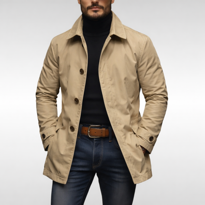 Der Mantel in Beige am Model, offen getragen über schwarzem Rollkragenpullover und Jeans, mit braunen Knöpfen und Ärmelriegeln. 5