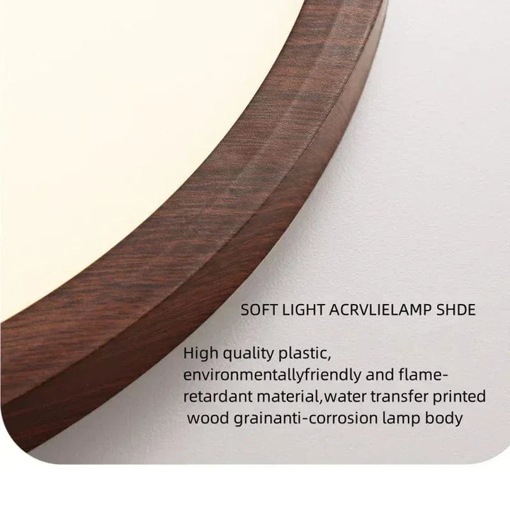 Nahaufnahme des dunklen Holzdekor-Rands der runden Deckenleuchte mit weißem, mattem Lichtschirm, an einer hellen Wand fotografiert. 21