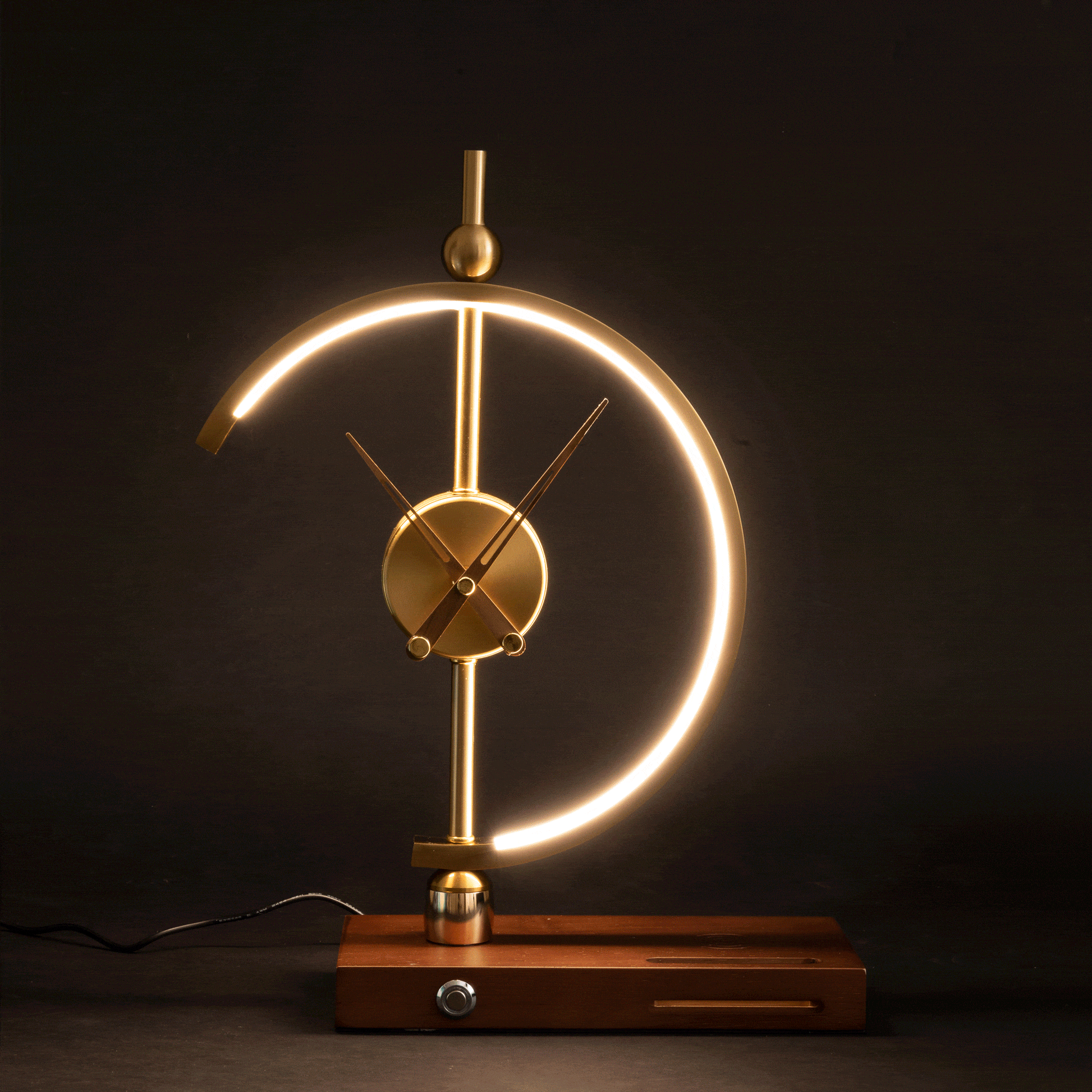 Moderne LED-Tischlampe aus Holz und Metall, gebogenes Design, warmweißes Licht, dekorativ.