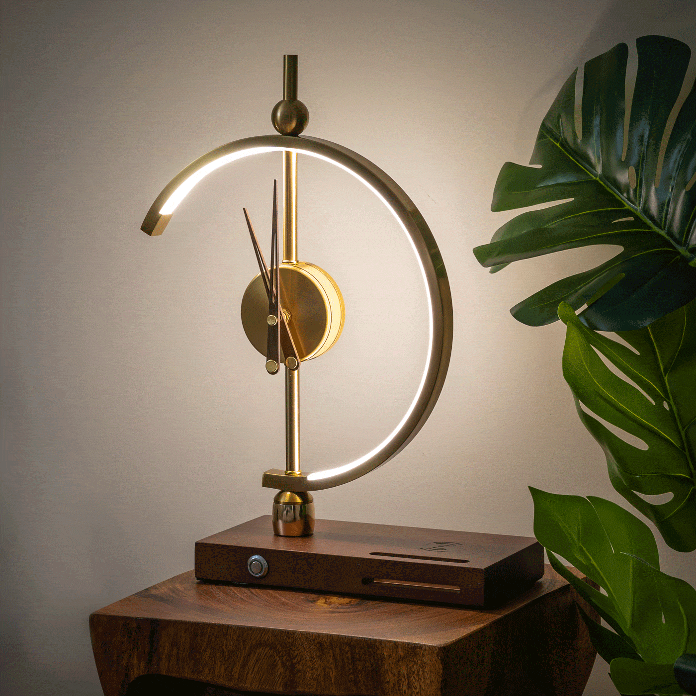 Goldene LED-Tischlampe mit Holzsockel, modernem Design, ideal für Wohnzimmerbeleuchtung.