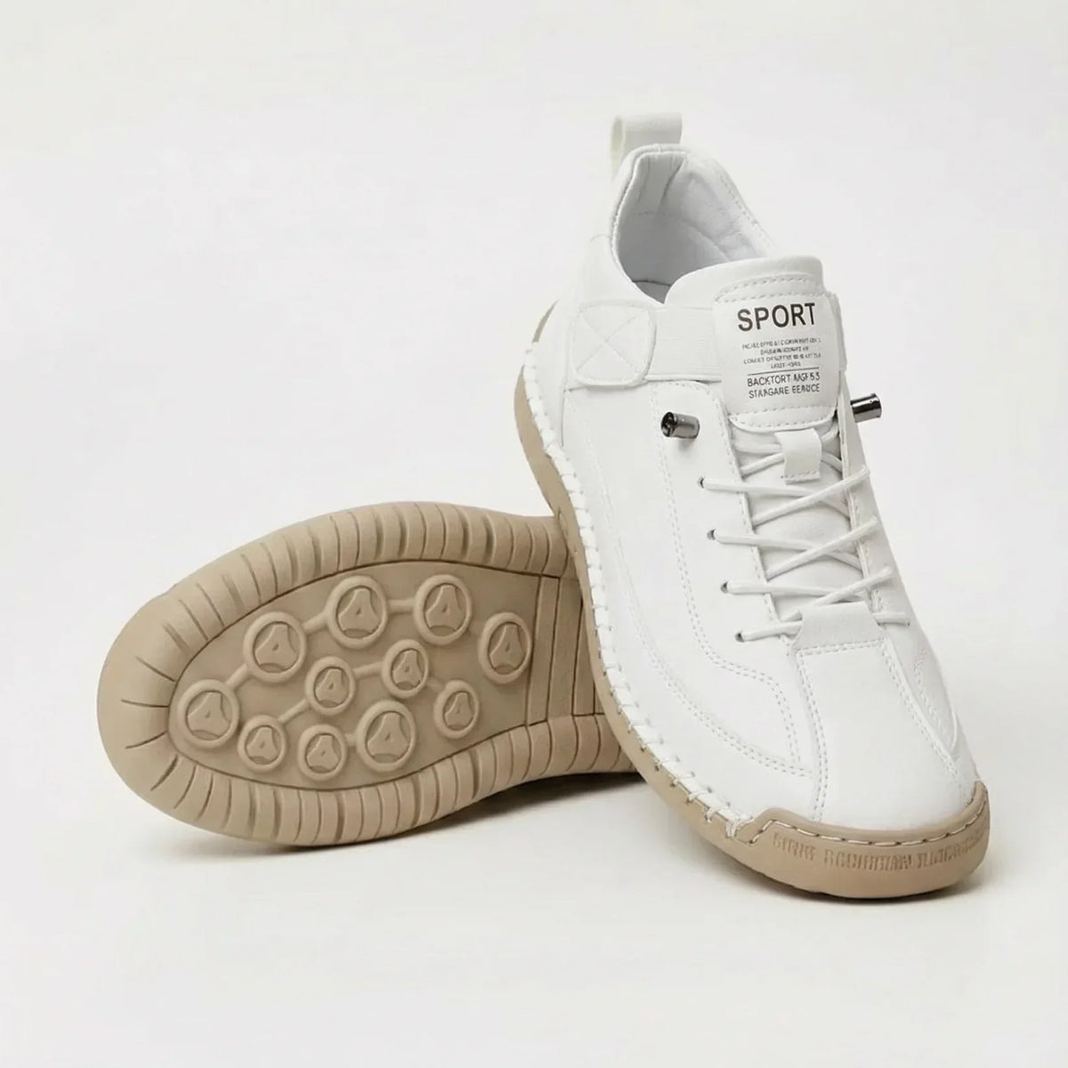 Weißer Schnürsneaker mit elastischem Riemen und sichtbarer Naht, ein zweiter Schuh zeigt die beige Sohle mit Noppenprofil. 2
