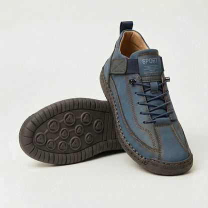 Blauer Sneaker mit dunkelblauen Schnürsenkeln und grauer Sohle, ein zweiter Schuh zeigt die Unterseite mit Profil. 6