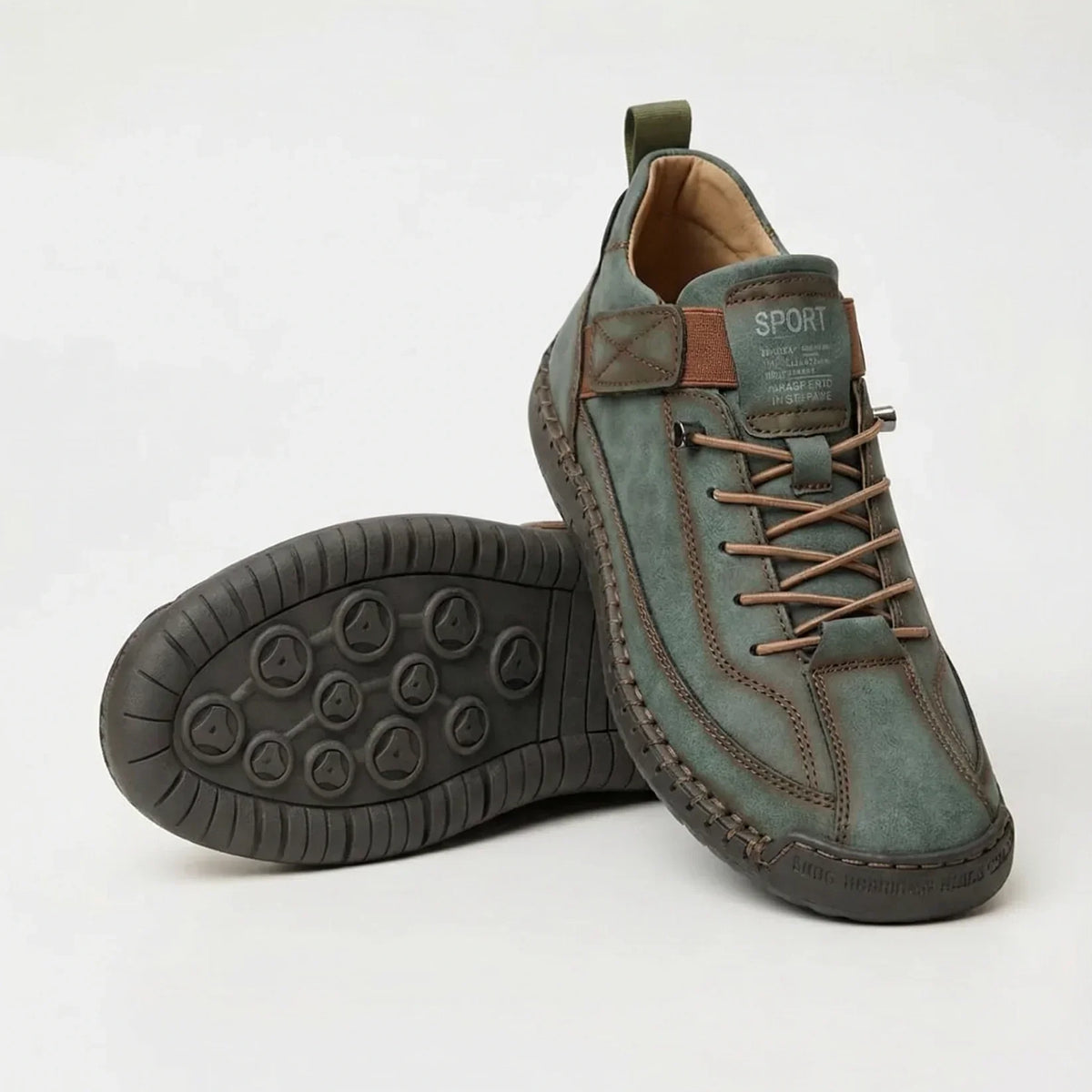 Grüner Sneaker mit braunen Schnürsenkeln und braunem Elastikband, daneben die dunkle Laufsohle mit Noppenprofil. 5