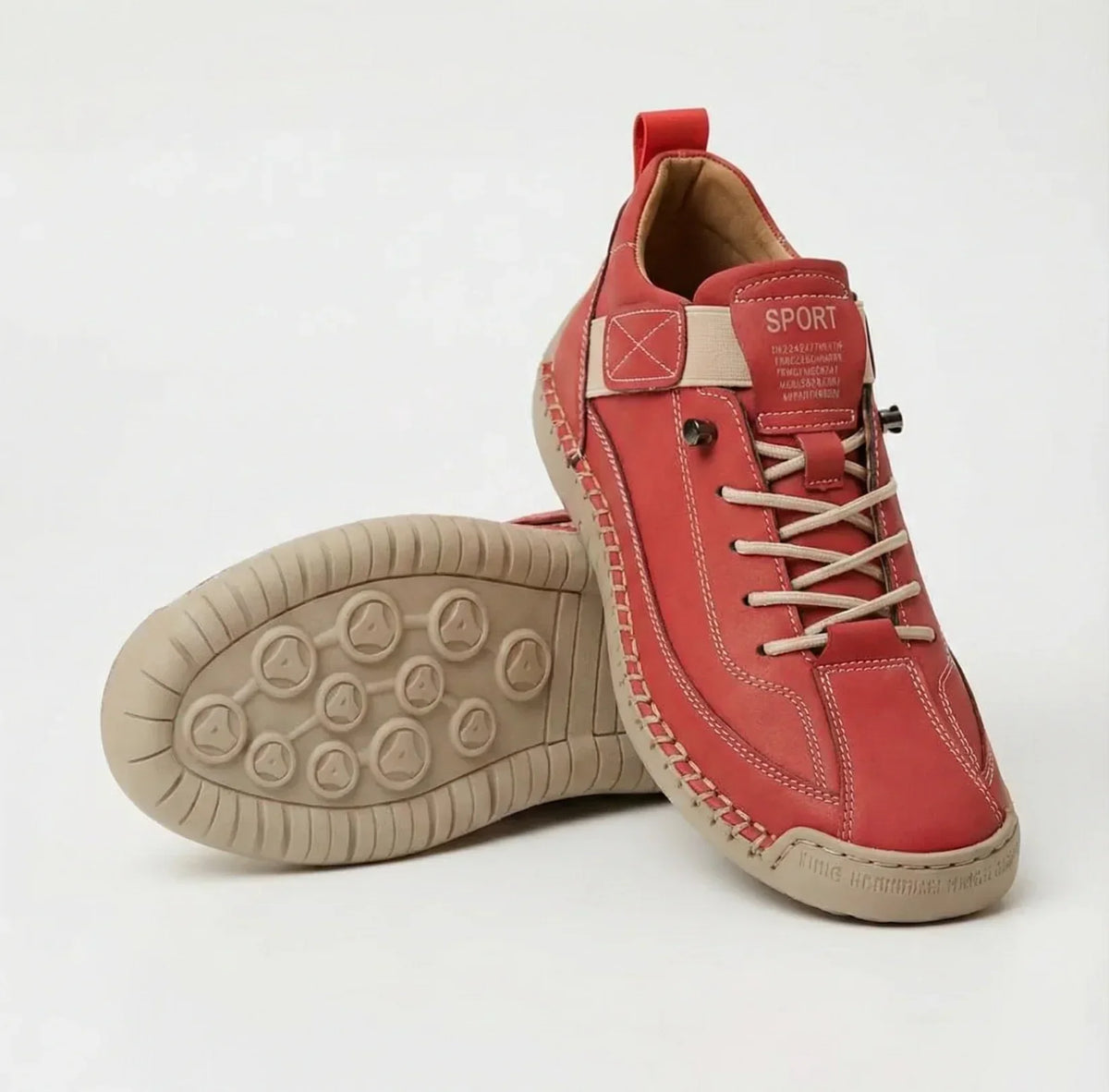 Roter Sneaker mit beigen Schnürsenkeln und beigem Elastikband, daneben eine beige Laufsohle mit rundem Noppenprofil. 9