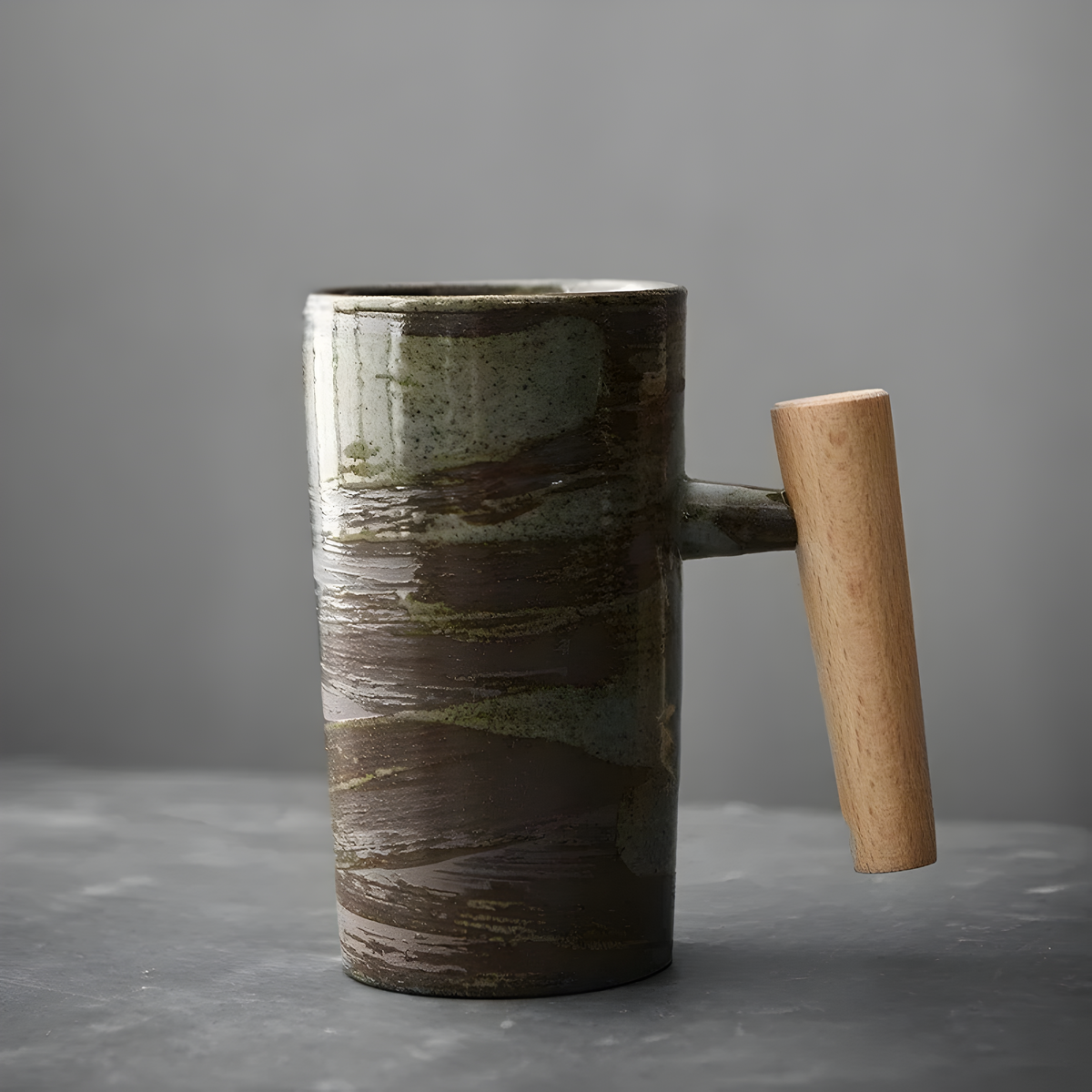 Grün-braun glasierter Becher mit Pinselstrich-Muster und heller Holzgriff, Seitenansicht 6