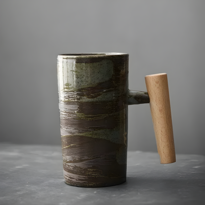 Grün-braun glasierter Becher mit Pinselstrich-Muster und heller Holzgriff, Seitenansicht 6