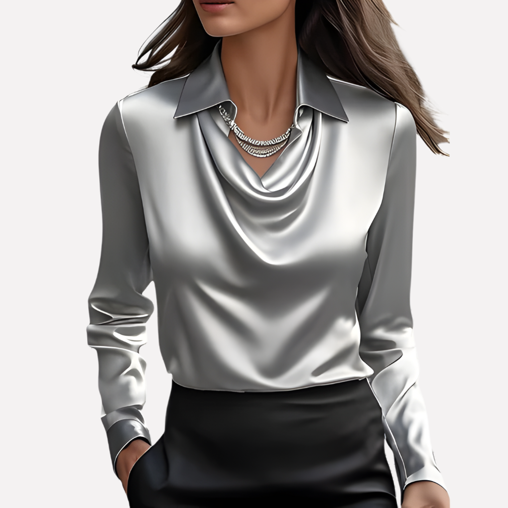 Silbergraue Satinbluse mit Wasserfallkragen, am Model mit mehrreihiger Halskette und schwarzem Rock 8