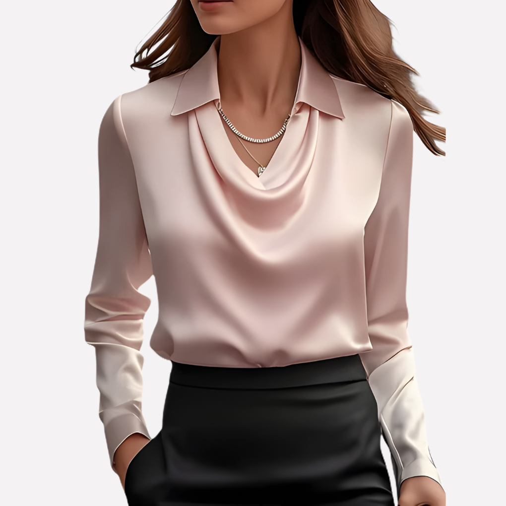 Rosafarbene Satinbluse mit Wasserfallkragen, getragen vom Model mit schwarzem Rock und zarter Kette 9