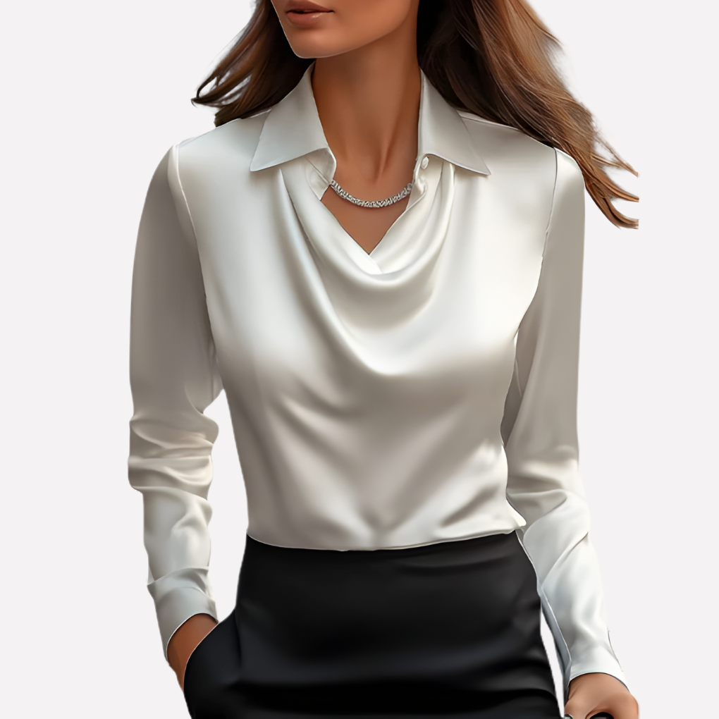 Weiße Satinbluse mit Wasserfallkragen und langen Ärmeln, getragen von einem Model zum schwarzen Rock 1