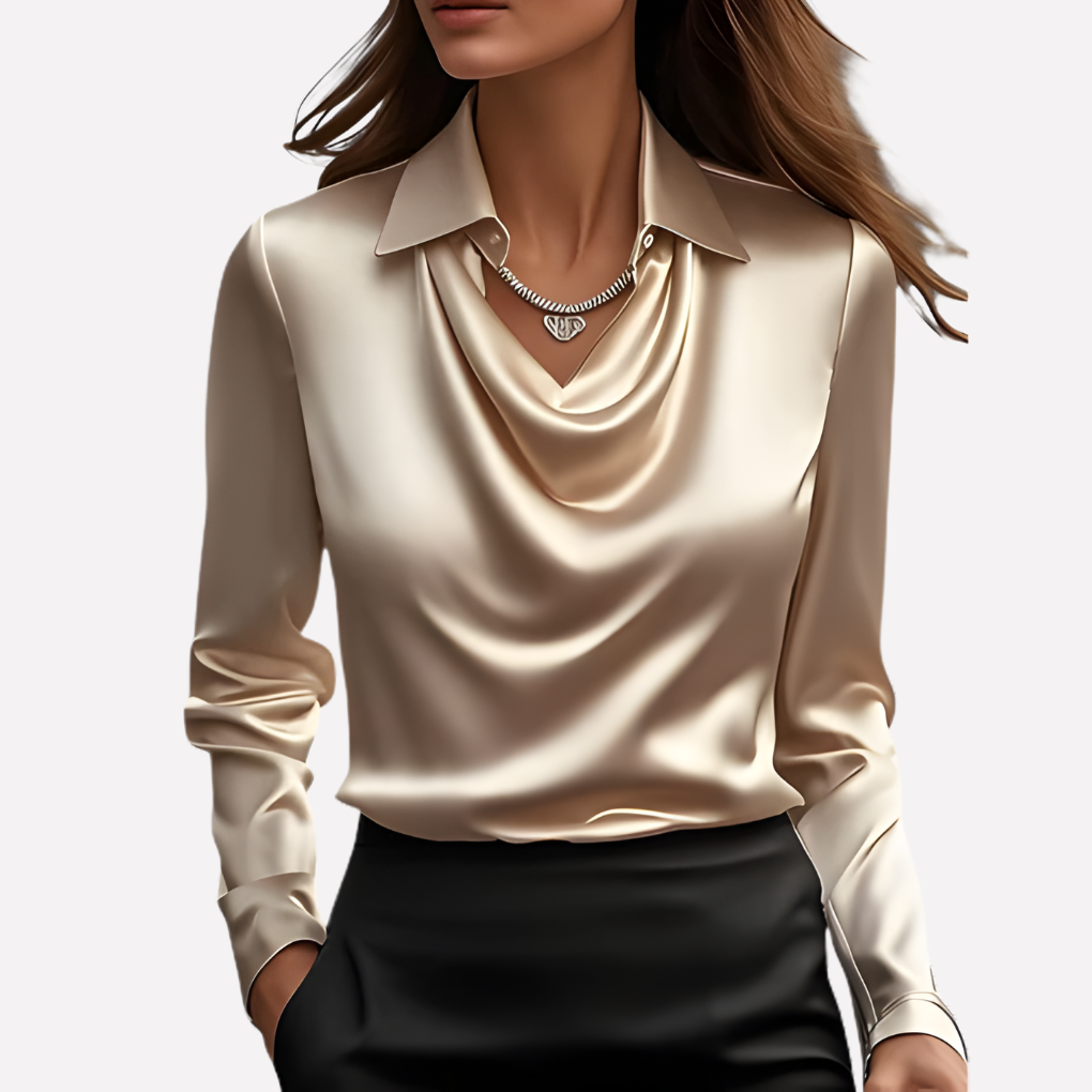 Champagnerfarbene Satinbluse mit Wasserfallkragen, am Model mit schwarzem Rock und Anhängerkette 5