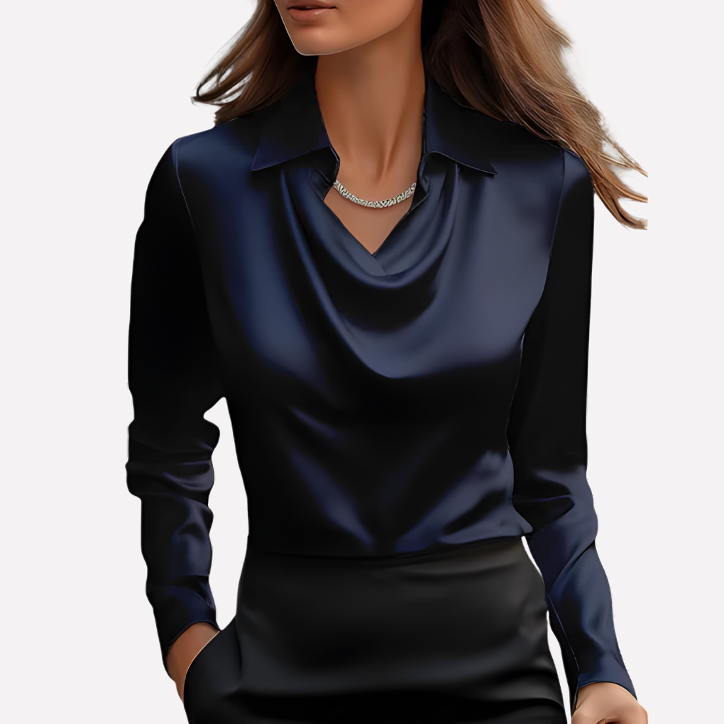 Marineblaue Satinbluse mit Wasserfallkragen und langen Ärmeln, am Model zum schwarzen Rock kombiniert 3